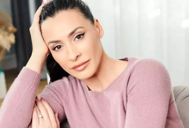 Roxana Nemeș și Călin Hagima și-au botezat gemenii, Ania și Zain, în secret. Imagini de la petrecere: decor de lux cu sute de trandafiri și lumânări, ținute spectaculoase și meniu de cinci stele