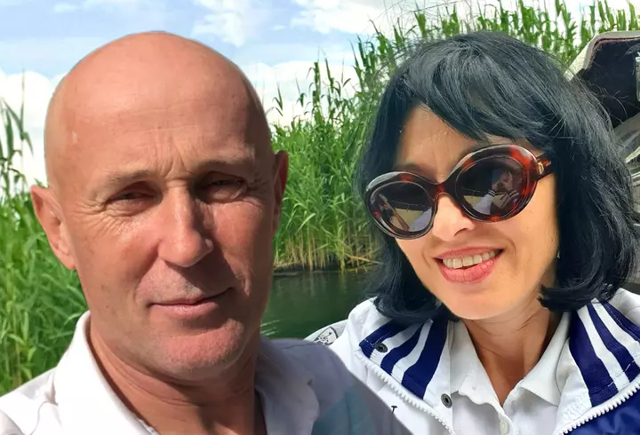 Puya își renovează casa de la țară cu ajutorul muncitorilor nepalezi. Artistul îi cinstește cu grătar și le pune muzică după ce termină treaba