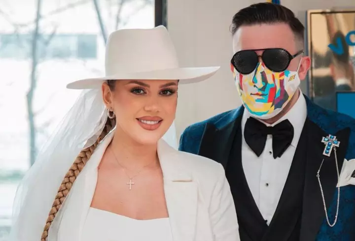 Roxana Nemeș și Călin Hagima și-au botezat gemenii, Ania și Zain, în secret. Imagini de la petrecere: decor de lux cu sute de trandafiri și lumânări, ținute spectaculoase și meniu de cinci stele