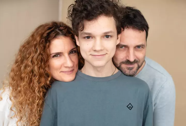 Cum arată casa de la țară a lui Puya. Este din lut și cu numeroase motive tradiționale: ”Lumea ar veni cu un buldozer și ar lua tot să ducă la gunoi”