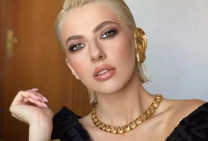Rebel Wilson, în aceeași rochie pe care a purtat-o în anul 2020, când avea 35 de kilograme în plus