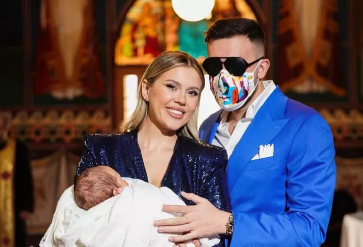 Roxana Nemeș și Călin Hagima și-au botezat gemenii, Ania și Zain, în secret. Imagini de la petrecere: decor de lux cu sute de trandafiri și lumânări, ținute spectaculoase și meniu de cinci stele