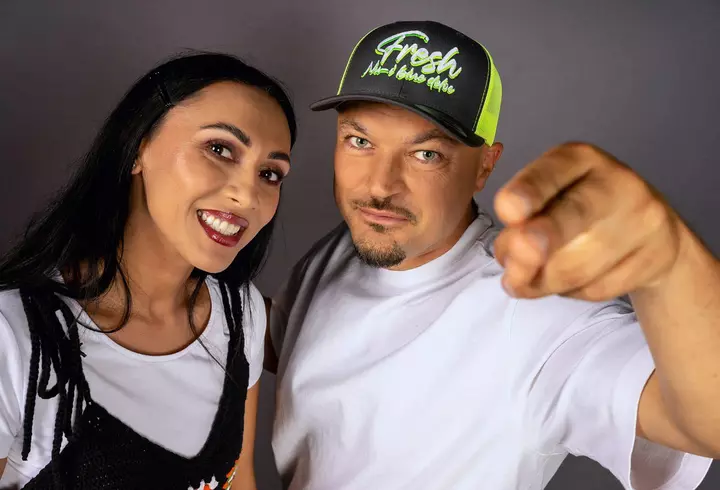 Cum s-a distrat Florin Salam cu familia lui, la scurt timp după ce a fost dat afară de la nunta din Craiova: "100 de ani de bucurie". A dansat în plină stradă