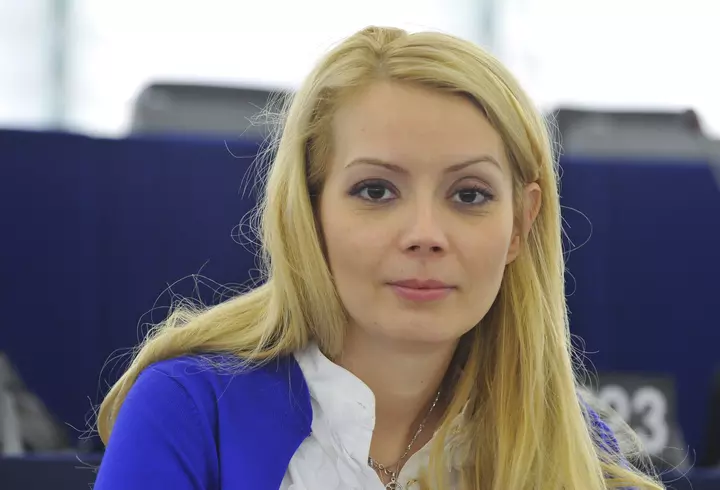 Cât costă rochia roz purtată de Andreea Antonescu la botezul fiicei sale. A avut două ținute superbe