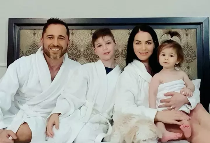 Cum se descurcă Alex Velea cu cei trei copii atunci când rămâne singur: „În formula asta, sunt periculoși. Le place să alerge, se bat între ei”