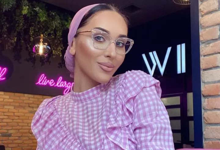 Ce rochie va purta Ioana Ginghină la cununia civilă, din toamnă: „Am văzut-o pe Adela Popescu la nunta lui Smiley și mi-a plăcut. Ar merge și la mine, dar pe alb”