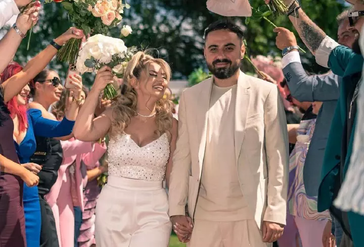 Ce rochie va purta Ioana Ginghină la cununia civilă, din toamnă: „Am văzut-o pe Adela Popescu la nunta lui Smiley și mi-a plăcut. Ar merge și la mine, dar pe alb”