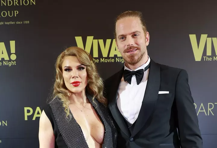 Ce rochie va purta Ioana Ginghină la cununia civilă, din toamnă: „Am văzut-o pe Adela Popescu la nunta lui Smiley și mi-a plăcut. Ar merge și la mine, dar pe alb”
