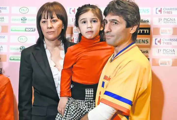 Ce cadouri a primit George Rotaru, cântărețul lui Ceaușescu, de ziua lui. Natalia Duminică de la Survivor i-a dansat din buric / EXCLUSIV