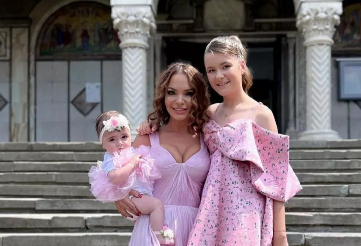 Roxana Nemeș și Călin Hagima și-au botezat gemenii, Ania și Zain, în secret. Imagini de la petrecere: decor de lux cu sute de trandafiri și lumânări, ținute spectaculoase și meniu de cinci stele