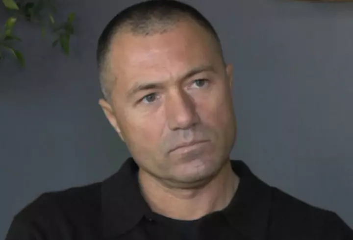 Mama Antoniei a fost surprinsă călătorind cu tramvaiul, într-o zi caniculară. Denise Iacobescu e o femeie superbă și arată impecabil la 56 de ani
