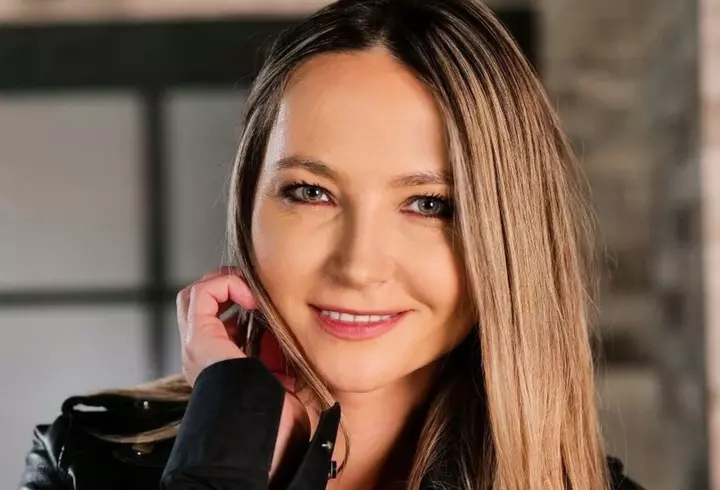 Mama Antoniei a fost surprinsă călătorind cu tramvaiul, într-o zi caniculară. Denise Iacobescu e o femeie superbă și arată impecabil la 56 de ani
