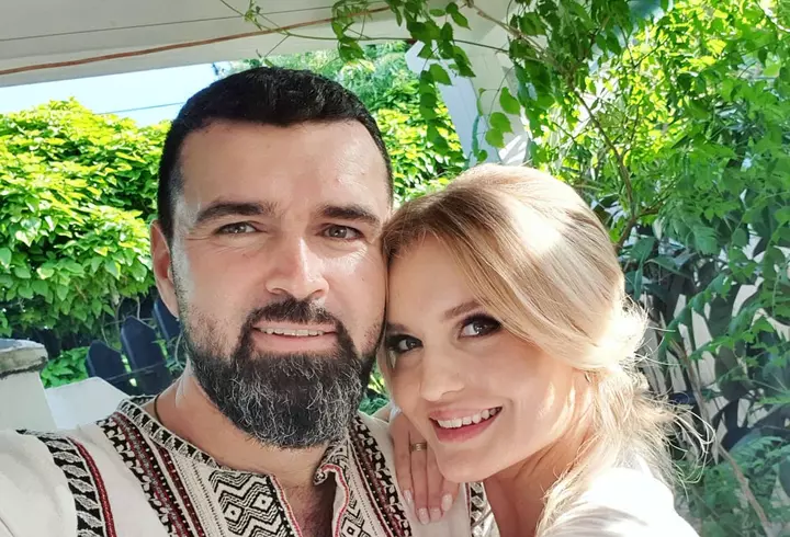 Cleopatra Stratan și Edward Sanda, prima apariție la un eveniment monden, după America Express. Amândoi au venit îmbrăcați în costum la VIVA! Influencers Party 2023