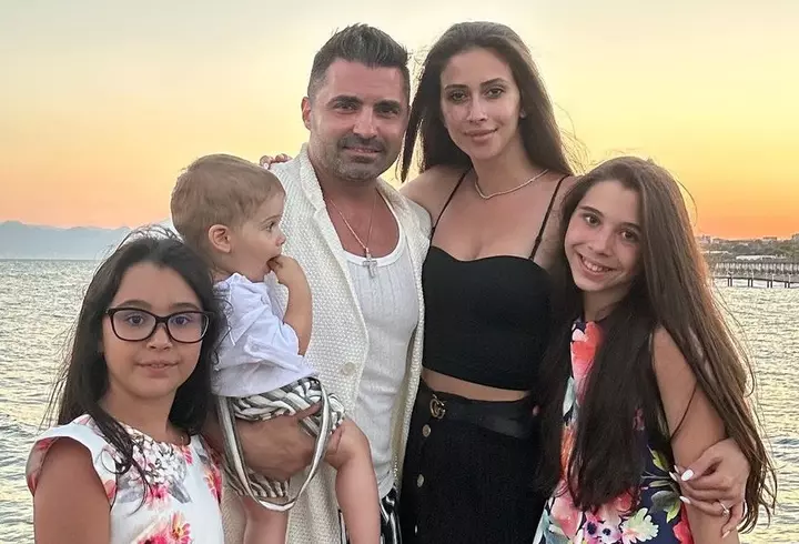 Ibrahim, fostul soț al Ralucăi Pastramă, s-a dus acasă la Pepe și le-a adus flori fiicelor lui, de Mărțișor: "În vizită la prințesele mele"