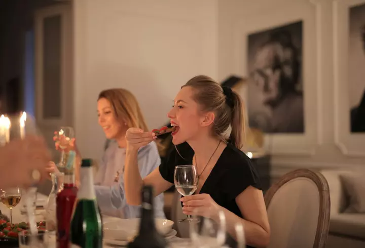 Strălucire în stil boem: Ghid pentru alegerea unei rochii elegante pentru un eveniment distinctiv