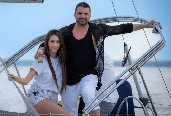 Ibrahim, fostul soț al Ralucăi Pastramă, s-a dus acasă la Pepe și le-a adus flori fiicelor lui, de Mărțișor: "În vizită la prințesele mele"