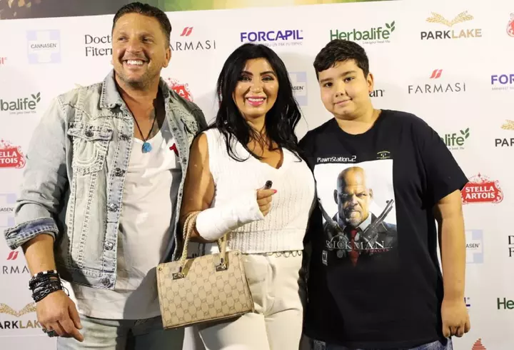Cleopatra Stratan și Edward Sanda, prima apariție la un eveniment monden, după America Express. Amândoi au venit îmbrăcați în costum la VIVA! Influencers Party 2023