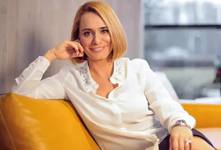 Iuliana Tudor, cu ochii în lacrimi, la lansarea cărții ei. Mama prezentatoarei tv a venit în scaunul cu rotile ca să-i fie alături: " Mama a dus o permanentă luptă. Îți mulțumesc..."