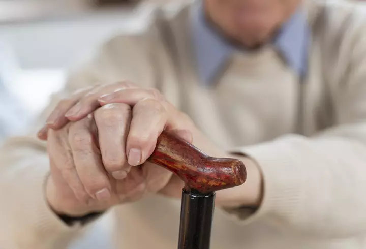 Eleva care și-a înjunghiat profesorul, la Oradea, a fost reţinută pentru tentativă de omor. Iubitul tinerei face acuzații grave: "Se dădea la ea şi ea nu îi accepta avansurile"
