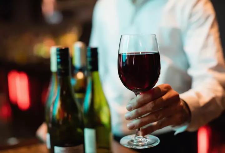 Cât alcool poți consuma zilnic fără să-ți distrugi creierul. Sfaturile neurochirurgului Leon Dănăilă