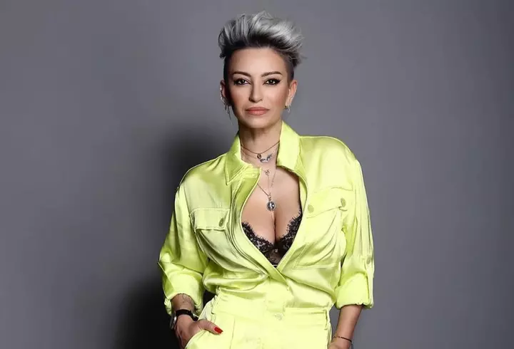 Anamaria Prodan, atac la Reghe după ce a jucat rolul unei văduve, în clipul lui Theo Rose, "Soarele meu": "Este mort și îngropat. Cine se simte cu musca pe căciulă..."