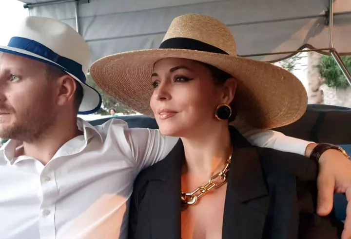 Cum arată fiicele lui Pavel Bartoș. Actorul s-a fotografiat în mijlocul familiei, după operația de menisc: „Mă recuperez total și inevitabil”
