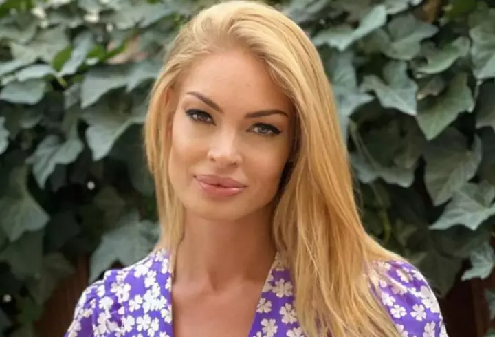Cristina Spătar a renunțat la Dubai și a petrecut Revelionul la Gura Humorului, în familie. Cum arată sora ei, venită din Italia, și ce a pățit artista la mănăstire: „Mi-au dat lacrimile!” / EXCLUSIV