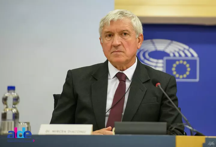 Băiatul cel mare al lui Cove s-a mutat în Spania cu mama lui: "Nici noi, când eram adolescenți, nu cred că am fost o sarcină ușoară pentru părinți". Cum gestionează actorul relația cu fiul lui de 14 ani