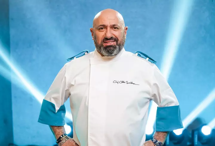 Cine este Mario Dumitru de la Chefi la Cuțite. A dormit în cantina unui restaurant, pe un pat improvizat din lăzi de bere, iar apoi a absolvit cea mai bună școală gastronomică din Italia