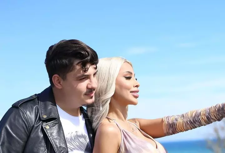 Raluca Pastramă, surprinsă ținându-se de mână cu fostul iubit al Ramonei Olaru. Este în proces de divorț cu Ibrahim Ibru / În ianuarie, bărbatul a fost fotografiat cu cele două femei la distanță de două zile