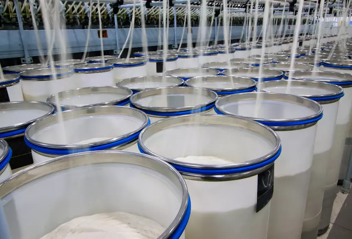 Val de controale ANPC. Lapte expirat și produse stricate, descoperite pe rafturile a sute de magazine din toată țara