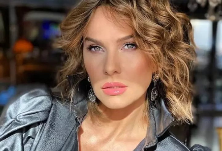 Cum s-a îmbrăcat Carmen Iohannis la slujba de Înviere şi în prima zi de Paşte Catolic. Ce a atras atenția la ținutele ei