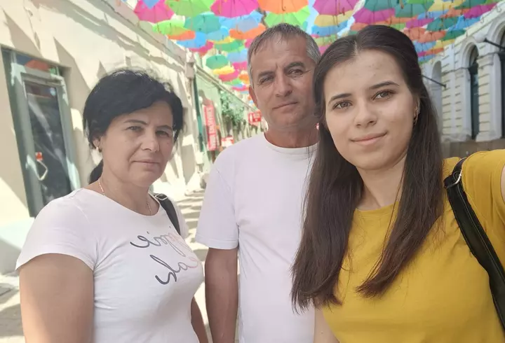 Părinții Andreei Morega, studenta ucisă de iubitul ei, Mirel, devastați de durere la mormântul fiicei lor: "Ai fost universul nostru, ai plecat fără voia ta, luând cu tine sufletul nostru și visele noastre"