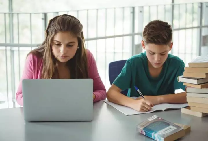 Părinții Andreei Morega, studenta ucisă de iubitul ei, Mirel, devastați de durere la mormântul fiicei lor: "Ai fost universul nostru, ai plecat fără voia ta, luând cu tine sufletul nostru și visele noastre"