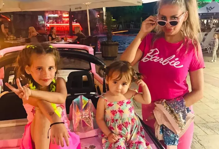 Ce mari au crescut fiicele Sânzianei Buruiană: "Nici nu-mi vine să cred cât de repede a trecut timpul!". La doar 10 ani, Izabela e model cu experiență, iar recent s-a lansat și în muzică