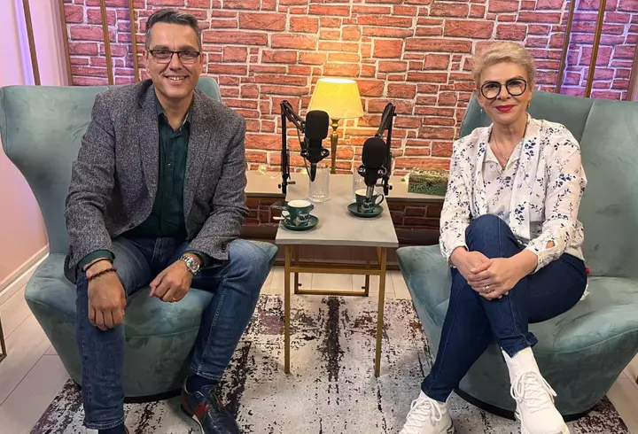 Secretele de frumusețe ale lui Teo Trandafir: "Parfumul meu preferat este mirul de trandafir. Mă învăluie și mă simt pregătită de orice subiect!". Ce regulă are când vine vorba despre machiaj