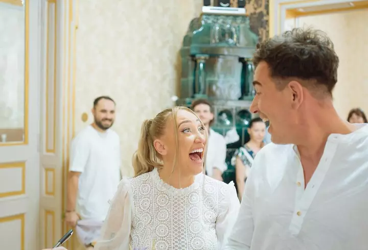 Elena Ionescu s-a vindecat de ulcer cornean, după ce a ajuns la moaștele Sfintei Parascheva: „Eu nu vedeam microfonul foarte bine. Mama mi-a spus să mă duc la biserică, să fac pașii pe care mi-i spune ea, dar cu credință, nu ca la muzeu. A fost o minune în viața mea"