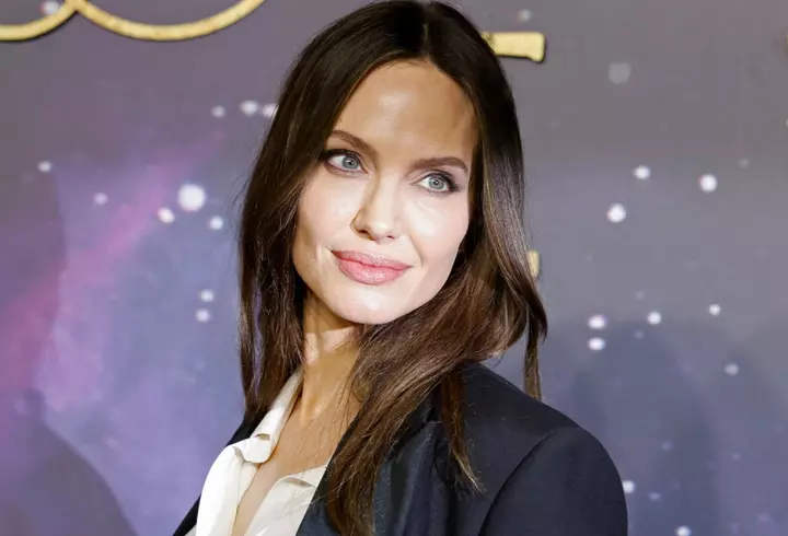 Mădălin Ionescu face emisiune la Antena Stars cu Adela Lupșe, alias "isterica de la TV". A devenit celebră pentru replica "Vreau să sune telefonul", de la teleshopping