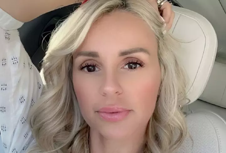 Anca Alexandrescu, derapaj șocant către o jurnalistă de la România TV, la mitingul organizat pentru Călin Georgescu: „Marş de-aici!”. Prezentatoarea ar fi lovit microfonul reporterei