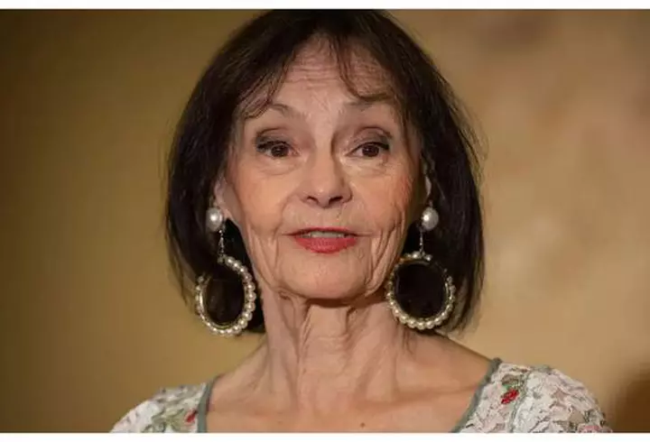 Ilona Brezoianu s-a căsătorit religios cu soțul ei, Andrei. Au avut un tort spectaculos, decor cu lămâi, iar actrița a purtat o rochie de mireasă deosebită