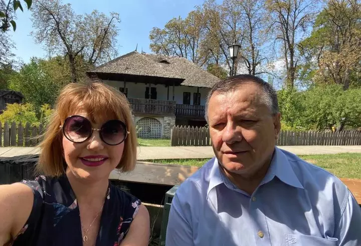 Ilona Brezoianu s-a căsătorit religios cu soțul ei, Andrei. Au avut un tort spectaculos, decor cu lămâi, iar actrița a purtat o rochie de mireasă deosebită