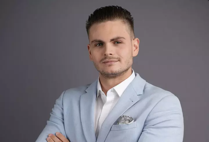 Cine este Mihai Gane, cel mai bine vândut poet din Spania: "Românii se simt cumva "îmbrățișați" și reprezentați atunci când îmi citesc poeziile"