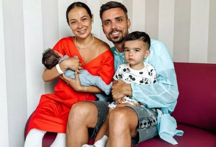 Val de mesaje după moartea lui Liam Payne. Ce omagii i-au adus mama lui Harry Styles și surorile lui Zayn Malik / Fanii au aprins lumânări în faţa hotelului în care artistul a murit