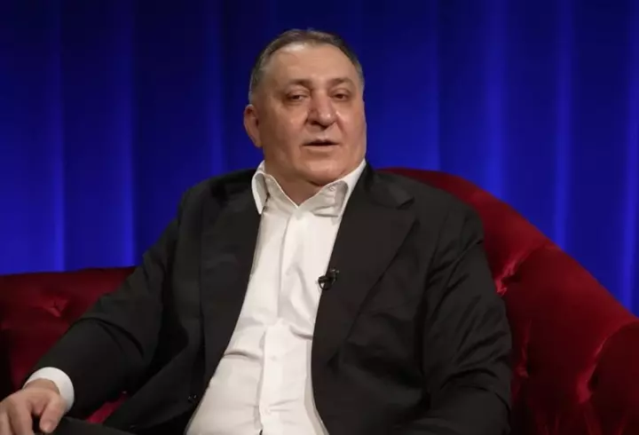Cine sunt cele trei femei care i-au dăruit lui Vali Vijelie 4 copii și în ce relație este manelistul cu ele: "Doar cu Carmen m-am căsătorit, dar pe copii i-am recunoscut. Ei n-au nici o vină!"