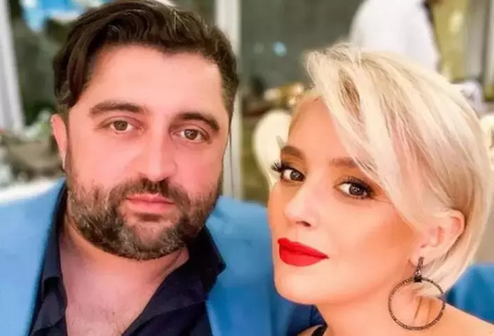 Ilona Brezoianu s-a căsătorit religios cu soțul ei, Andrei. Au avut un tort spectaculos, decor cu lămâi, iar actrița a purtat o rochie de mireasă deosebită