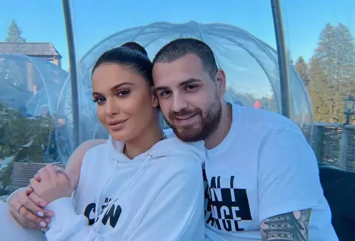 Ce mesaj emoționant i-a transmis Iuliana Marciuc lui Daniel Iordăchioaie, după ce artistul s-a afișat cu noua iubită și cu un look spectaculos : ”S-a vindecat prin iubire, iar muzica lui sigur va vindeca și alte suflete...”