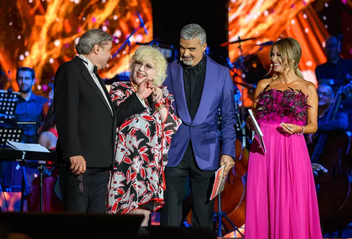 Ce mesaj emoționant i-a transmis Iuliana Marciuc lui Daniel Iordăchioaie, după ce artistul s-a afișat cu noua iubită și cu un look spectaculos : ”S-a vindecat prin iubire, iar muzica lui sigur va vindeca și alte suflete...”