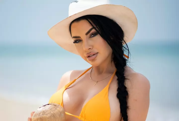 Daniela Nane a declarat că era divorțată de trei ani de Adrian Cioroianu, când l-a cunoscut pe Octavian Ene, actualul ei iubit: „Nu știam cine e Daniela Nane, spre rușinea mea. Eu sunt pe pătrățica mea, pe muzica mea”
