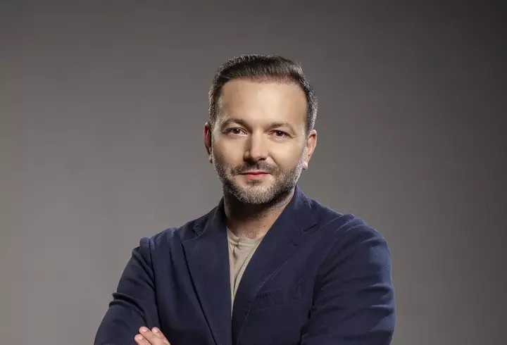 Mădălin Ionescu îi critică dur pe bărbații care sunt infideli: „Nu ești mulțumit de viața cu partenera? Desparte-te!”. Prezentatorul TV mărturisește că nu și-ar putea înșela niciodată soția, pe Cristina Șișcanu