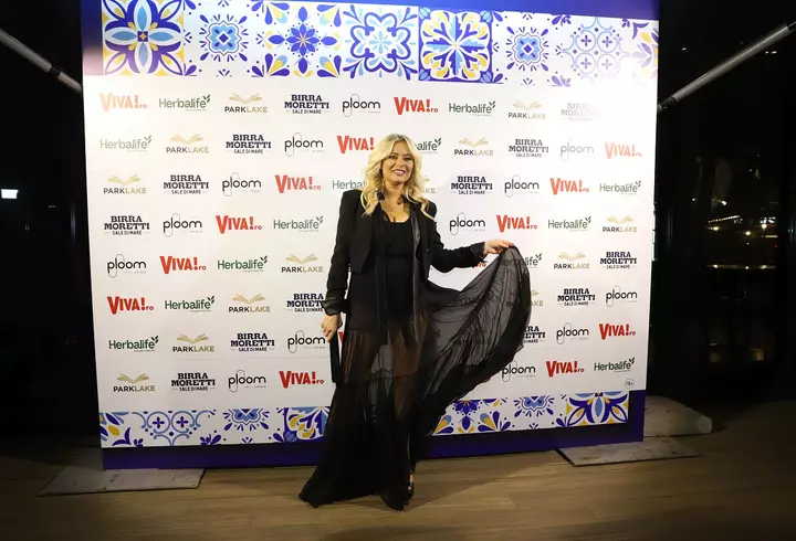 Stela Enache este supărată pe Ștefan Bănică din cauza piesei "Ani de liceu": "Nu m-a invitat niciodată în concertele lui, a cântat piesa cu Oana Sârbu"
